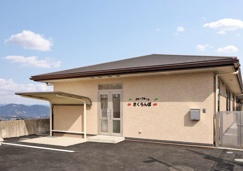 ご自宅まで送迎を行い、入浴、排泄、食事などの介護、機能訓練を日帰りで行います。個々人のライフスタイルに応じた利用時間を設定し、様々な方のニーズにお応えします。